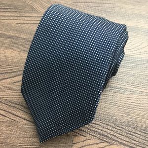 ⭐️Men’s Banana Republic Silver & Navy Tie